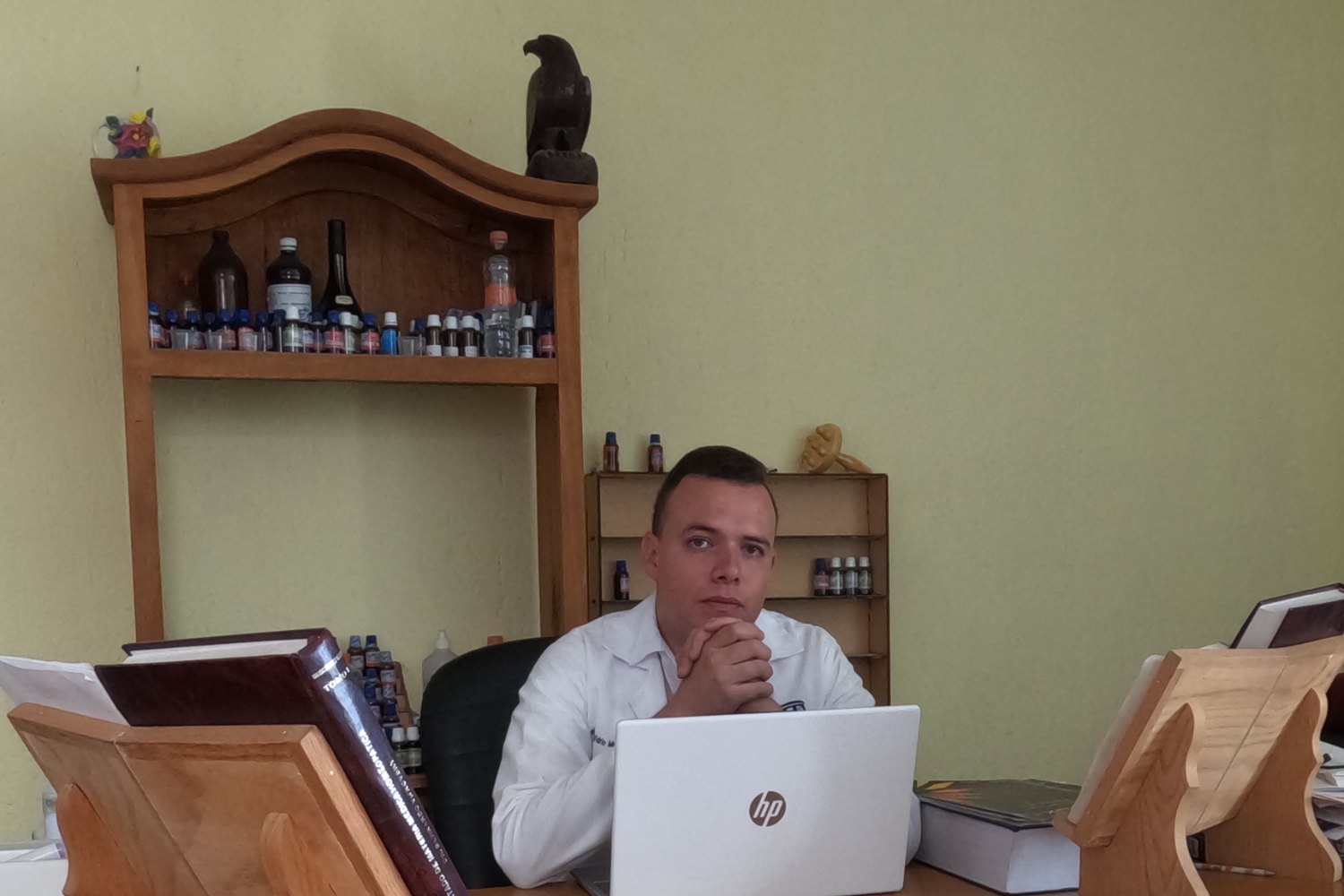 Dr. Ricardo Vidrio en su consultorio